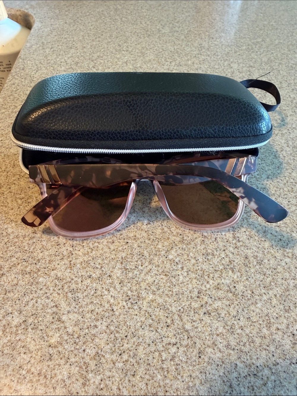 Blenders “Lion Heart” Rose Gold Tortoise sunglasses - Picture 2 of 3